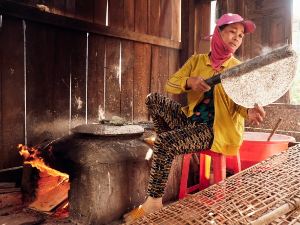 A women makes rice paper in her home